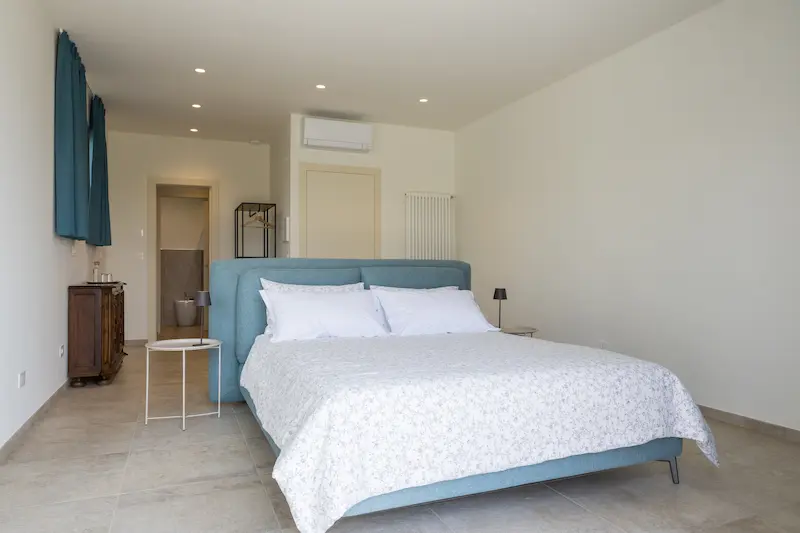 Scopri le camere del B&B Al Tempo Ritrovato a Pianfei: ambienti eleganti e confortevoli con aria condizionata, terrazza e piscina.